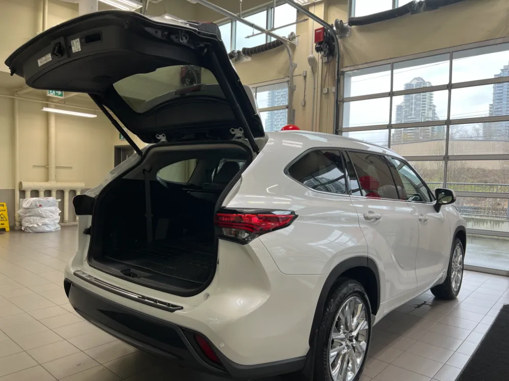 2023 highlander hybrid limited white w graphite interior 29